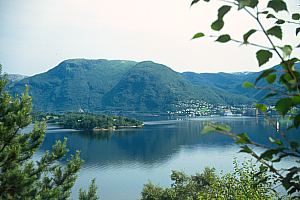 Der Sörfjorden mit dem Ort Vaksdal