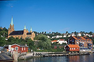 Nordwest-Blick vom Hafen auf die Kragerø kirke von 1870